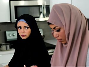 Meine Stiefschwester in ihrem Hijab befriedigen - Milu Blaze