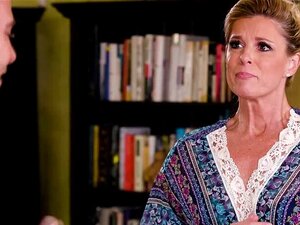 Paljastamaton milf-opettaja tarvitsee antaa nuru-hierontaa kaverille