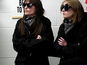 Dwa cuties złowionych bawić się i próbuje ukraść przedmioty ze