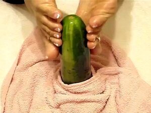 Geölte Sohlen streicheln eine Gurke