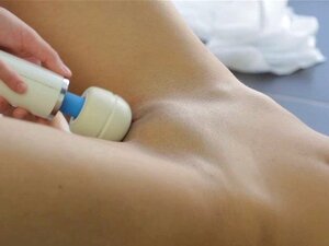 Schattige lesbo komt klaar om gespeeld te worden