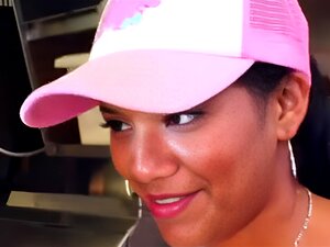 Erlebe die verführerische Blondine Nicki Hunter in einem