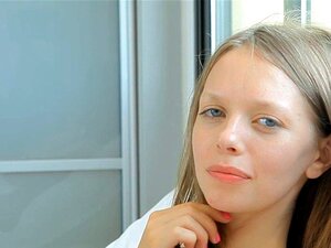 Sensationelles Fingerlecken. Der hübsche Schatz leckt ihre Finger,
