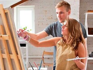 Schöne Malerin probiert Analsex aus