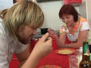 Meine versaute Mutter verführt meine Freundin zu einem Dreierfick