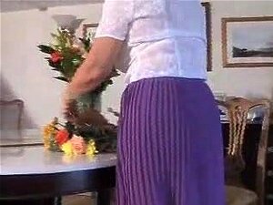 Herrliche Oma in Miederhose und Nahtnylons,