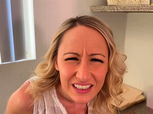 Stiefmutter Crystal Clark zerbricht ihre Brille beim ungezogenen
