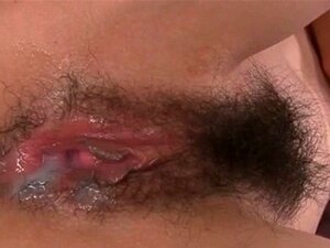 Geile Escort in schwarzer Unterwäsche, gefüllt mit Sperma in einer