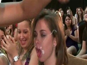 Babe bekommt ein riesiges Facial von einem Stripper -