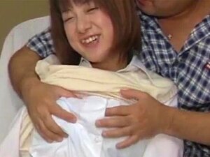 Die reife Aizawa Satomi lässt sich ihre behaarte Muschi in zwei