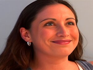 Flügelschleuderer mit großen Titten zieht sich bei heißem