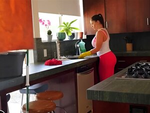 BANGBROS - Heiße Latina MILF Maid Marta La Croft gurgelt an einem
