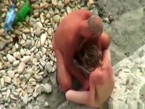 Voyeur filmt ein reifes Paar beim Sex am Strand