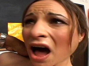 La ragazza stretta Amber Rayne si fa pompare il culo