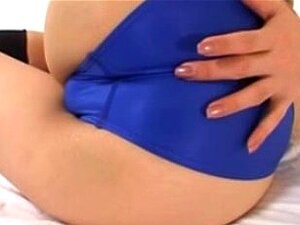 MILF reife Asiatin zeigt ihren Cameltoe