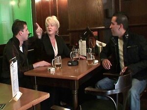 Zwei Kumpels schnappen sich eine Oma