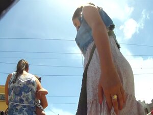 Windiges Wetter ermöglicht es, perfekte Upskirts-Videos zu filmen.