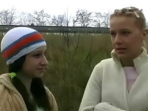 Lesbische Süße wird in einem Bus ausgeflippt.