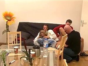 Heiße blonde busty Girl bekommt einen DP und Facials