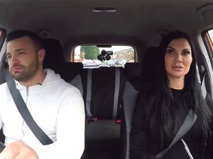 Fetter Schwanz zerstört enge rasierte Muschi. Das Durchfahren der