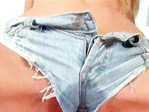 Mooie schat pist op jeans slipje