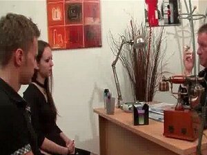 Kleine getitte Franse schat krijgt harde anale seks
