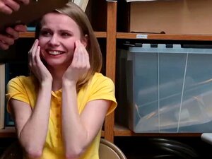 Weinende russische Süße Diebin wird vom LP-Offizier bestraft