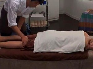 Die vollbusige japanische MILF Reiko Kobayakawa wurde nach der Massage