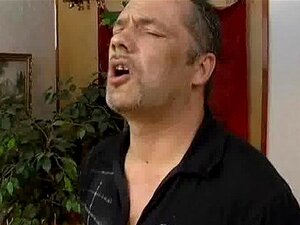 Gammal fet hemmafru suger och kysser