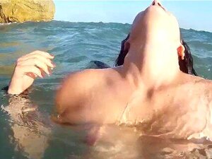 Dünne Französin fickt im Ozean