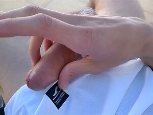 Twink Wichst Auf Der Terrasse Des Sommerhauses Seines Freundes