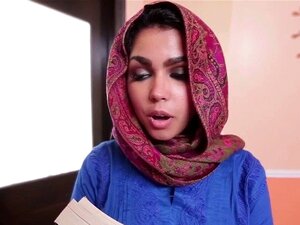 Busige muslimische Süße wird vollgespritzt