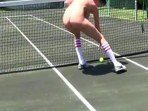 Collegebrudar klär av sig nakna på tennisbanan