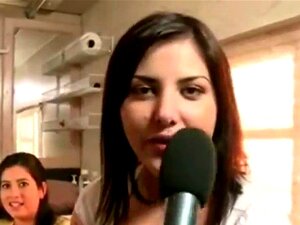 Erlebe die beste Femdom-Party mit Mila als echter CFNM-Host. Sie