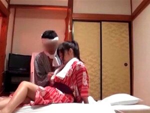 MILF giapponesi contro uomini fortunati. MILF giapponesi contro Uomini