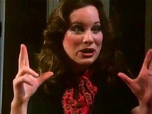 Klassinen pornoklippi, jossa on paljon rakastavaisia panemassa,