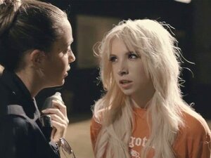 Officer Abigail bestrafte die süße Kenzie. Officer Abigail Mac