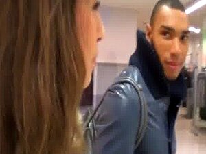 Pickup-Porno mit einem modelhaften Mädchen