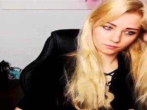 Blond meisje met blauwe ogen wil haar laten zien wat ze gaat