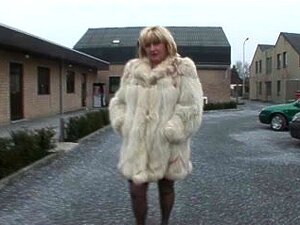 Kinky Oma macht sich bereit mit einem harten, frischen Schwanz. Reife