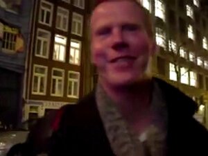 Onnellinen turisti saa vihdoin huoransa Amsterdamissa