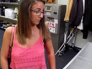 XXXPAWN - Layla London und ihre großen Titten gehen durch die Tür