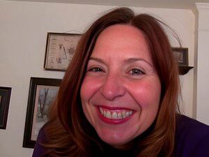 Freche amerikanische Mama spielt mit sich selbst