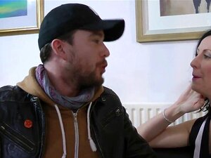 MILF schnappt sich einen heißen, frischen Schwanz zum Ficken. MILF