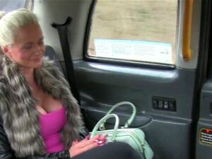 Busige britische Blondine nimmt Hintertür im Fake-Taxi