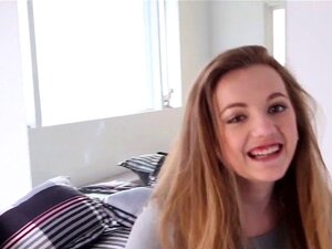 La mignonne demi-sœur en POV suce et baise une grosse bite en HD