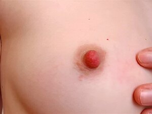 Små bröst och hårda bröstvårtor spela-nippel suckers,