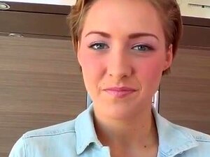 Blonde Tussi Bailey Bae treibt einen Schwanz beim Hardcore-Sex