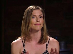 Blondine lernt BDSM-Unterricht mit Elektrizität. Sexy blonde Sklavin