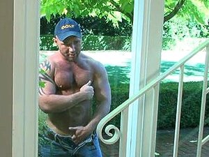 Typ wichst und lutscht vor Lust an dem Schwanz seines Liebhabers.